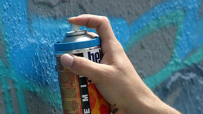 In den vergangenen eineinhalb Wochen haben linke Sprayer auf einer Baustelle mehrere Graffitti angebracht. (Symbolbild)