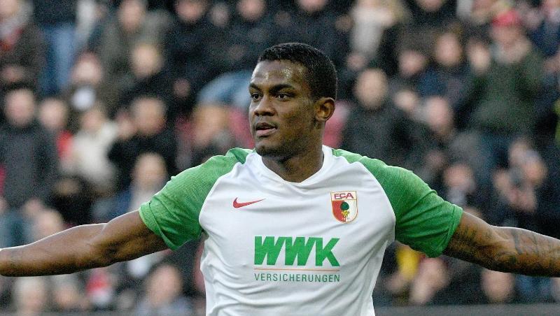 Augsburgs Sergio Cordova jubelt über sein Tor zum 2:0 gegen Hertha. Foto: Stefan Puchner/dpa Augsburgs Sergio Cordova jubelt über sein Tor zum 2:0 gegen Hertha. Foto: Stefan Puchner/dpa