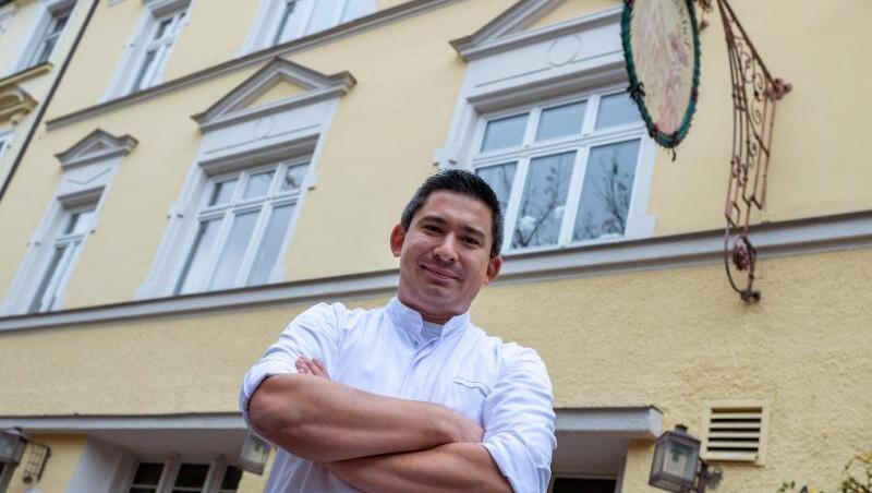 Tohru Nakamura, Küchenchef des Münchner Restaurants "Werneckhof". Foto: Peter Kneffel/dpa Tohru Nakamura, Küchenchef des Münchner Restaurants "Werneckhof". Foto: Peter Kneffel/dpa