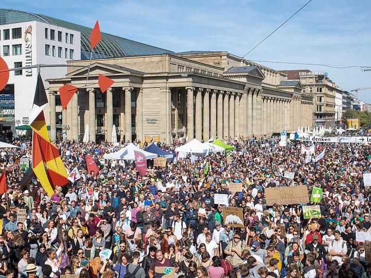 Demonstration stehen auf dem Stuttgarter Schlossplatz.