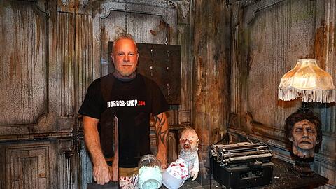 Randy Mikel's in seinem Laden in Landsham - auch in der Müllerstraße im Glockenbachviertel betreibt er einen Halloween-Shop.