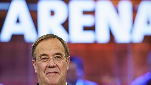 Armin Laschet steht in der ARD-Wahlarena in der Kulturwerft Gollan.