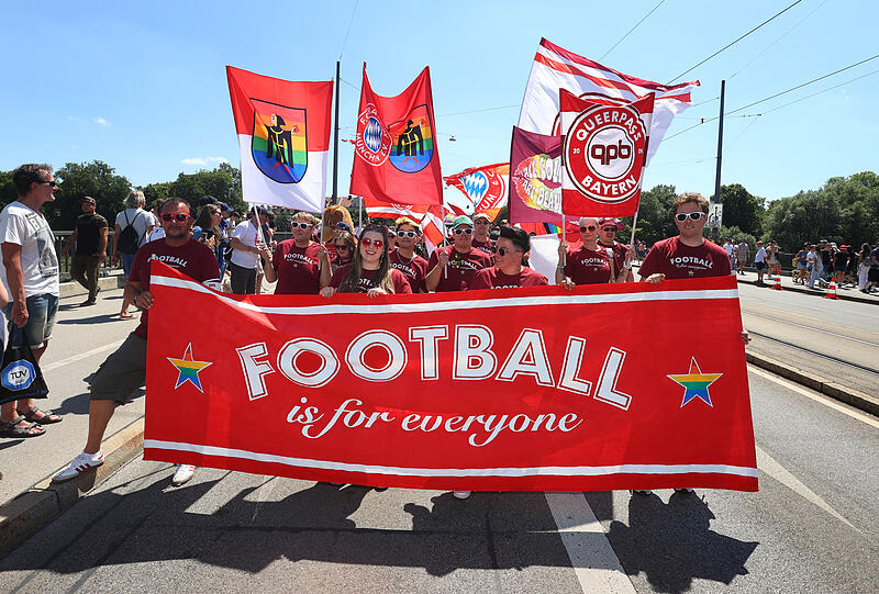 Mitglieder von Verein Queerpass Bayern (qpb), der queere Fanclub des FC Bayern München, laufen auch beim CSD mit.