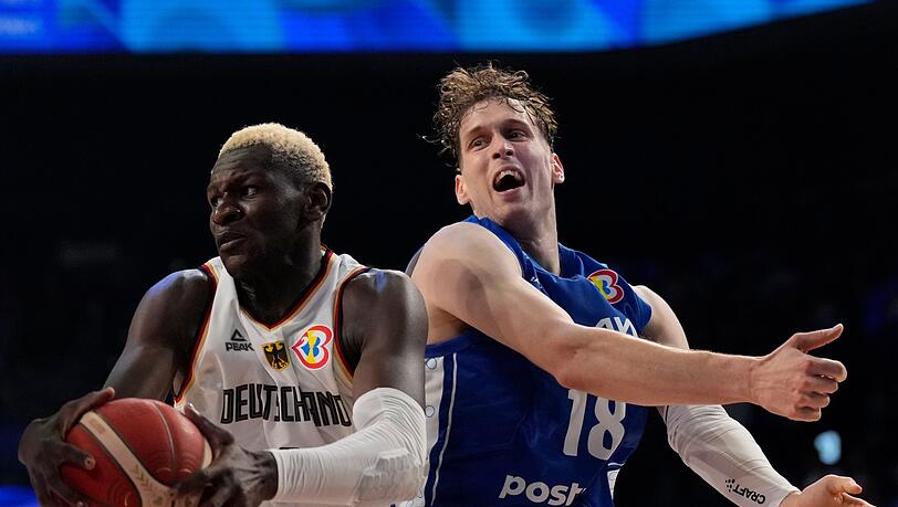 Isaac Bonga (l) sichert den Basketball gegen den Finnen Mikael Jantunen.