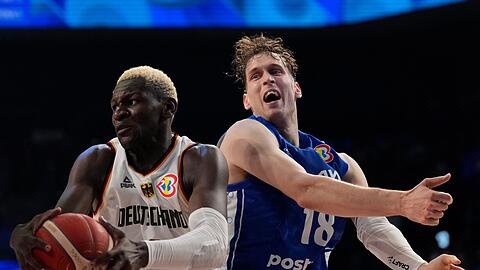 Isaac Bonga (l) sichert den Basketball gegen den Finnen Mikael Jantunen.