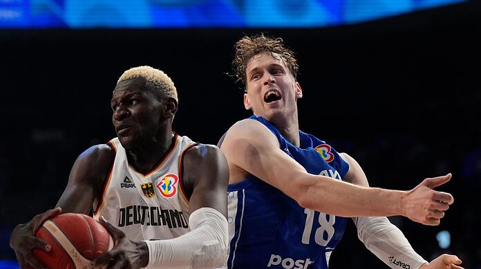 Isaac Bonga (l) sichert den Basketball gegen den Finnen Mikael Jantunen.