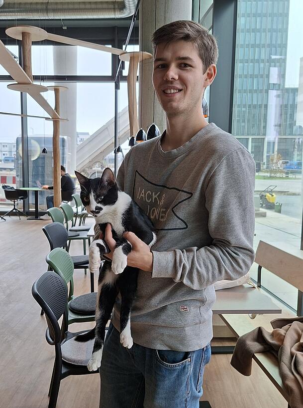 Lukas (25) mit Kater Bobby. Er ist der Leiter des neuen Katzentempels in Freiham. Schon zuvor arbeitete er als Mitarbeiter für einen der Katzentempel. Lukas (25) mit Kater Bobby. Er ist der Leiter des neuen Katzentempels in Freiham. Schon zuvor arbeitete er als Mitarbeiter für einen der Katzentempel.