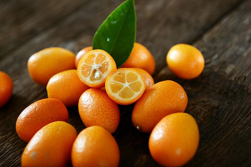 Kumquats kommen immer unbehandelt in den Handel, insofern kann man auch hier unbesorgt in die Schale bei&szlig;en. Und das lohnt sich: Die Frucht, die wie eine Mini-Orange aussieht, schmeckt herb s&uuml;&szlig;-sauer und passt zu s&uuml;&szlig;en und herzhaften Gerichten.