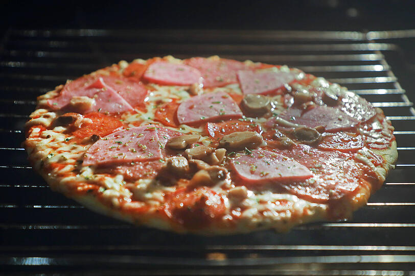 Wenn man sich eine Tiefkühlpizza aufbacken möchte, sollte man dabei am besten die Ober-/Unterhitze-Funktion verwenden. Wenn man sich eine Tiefkühlpizza aufbacken möchte, sollte man dabei am besten die Ober-/Unterhitze-Funktion verwenden.