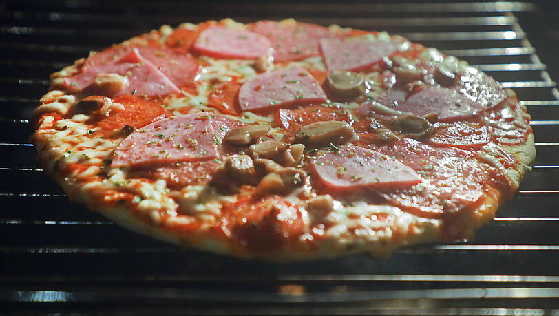 Wenn man sich eine Tiefk&uuml;hlpizza aufbacken m&ouml;chte, sollte man dabei am besten die Ober-/Unterhitze-Funktion verwenden.