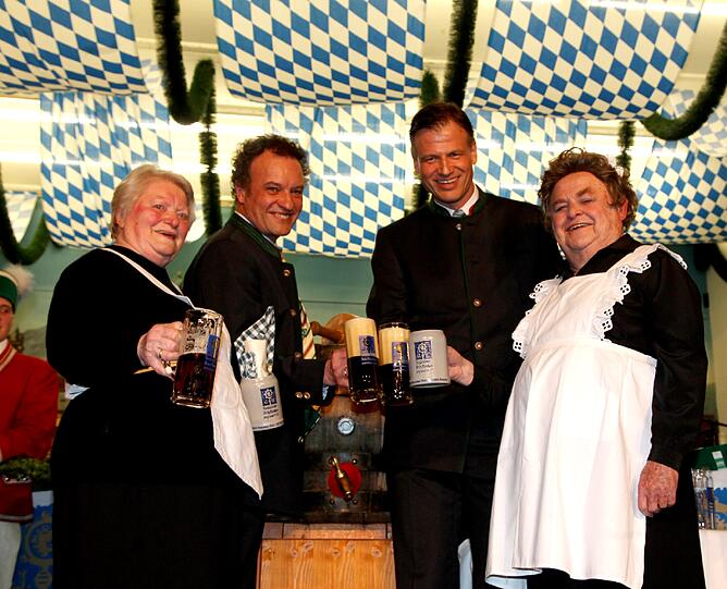 Starkbier-Anstich im Augustinerkeller mit Richard Süßmeier und v. l. Kellnerin Maria, Werner Maier, Yannik Inselkammer