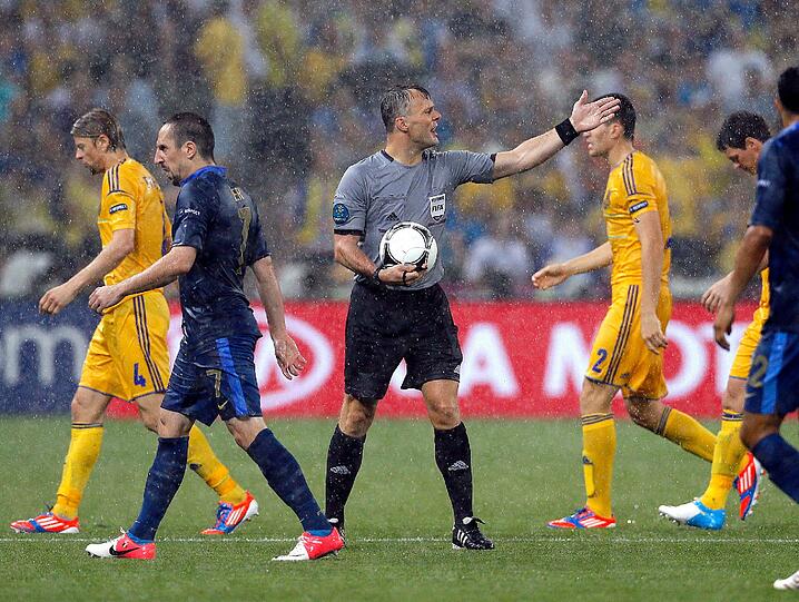 Ein heftiges Gewitter hat zu einer Unterbrechung der EM-Partie zwischen der Ukraine und Frankreich geführt. Die Bilder.