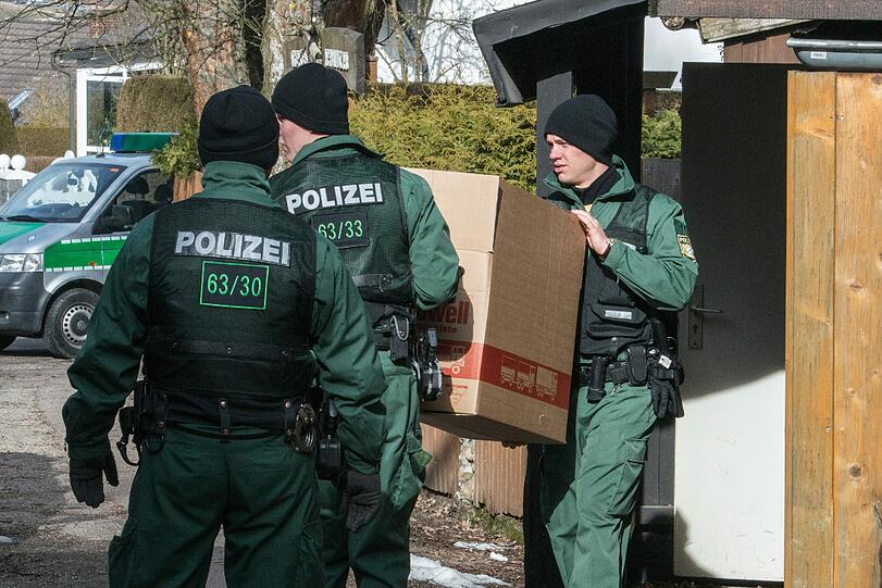 Hier nimmt die Polizei einen Rocker-Club hoch: Die Beamten filzen den Motorradclub "Trust MC Regensburg"