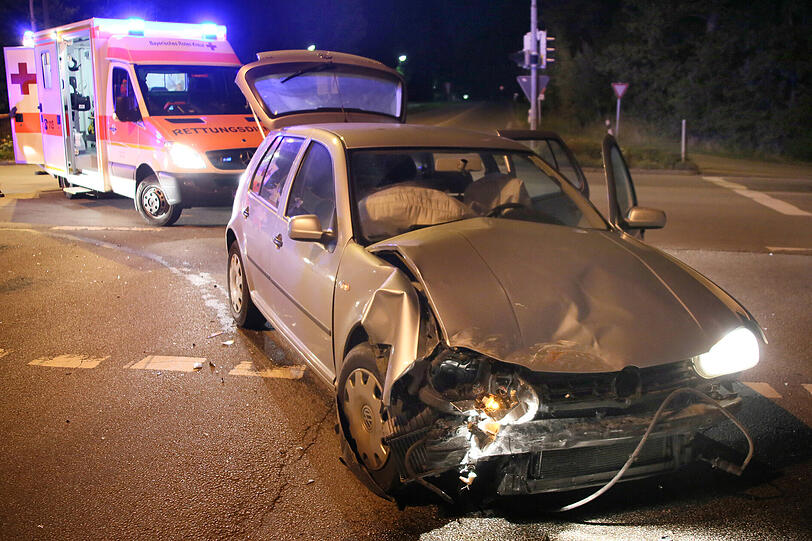 Aufgrund einer kaputten Ampel kam es in der Nähe von Mühldorf zu einem Zusammenstoß zwischen einem VW Golf und einem Seat.