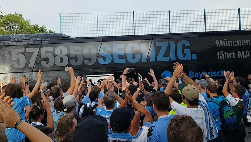 Keine Chance auf Durchkommen: Die Löwen-Fans belagern den Mannschaftsbus. Keine Chance auf Durchkommen: Die Löwen-Fans belagern den Mannschaftsbus.