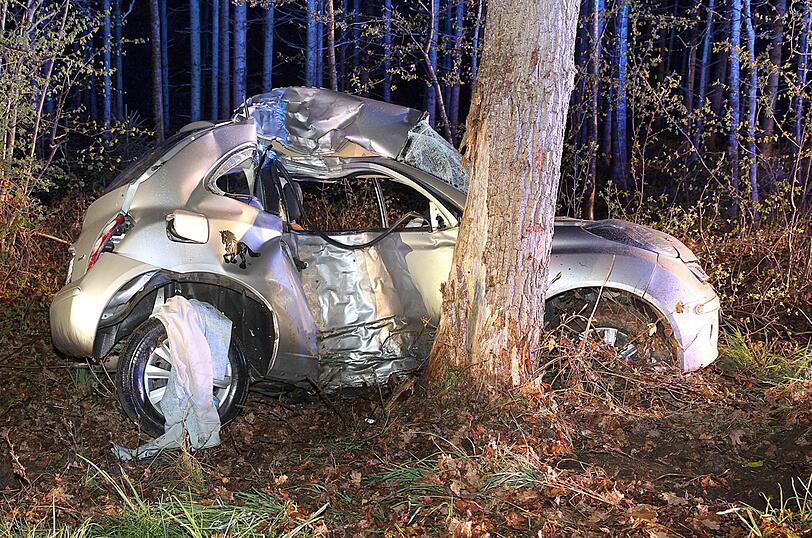 Am Montagabend verlor ein Fahranfänger im Landkreis Traunstein die Kontrolle über sein Auto und wurde gegen einen Baum geschleudert.