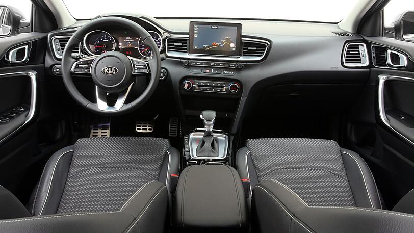 Ansprechend gestaltet und mit angenehmen Materialien: das Interieur des Kia Ceed.