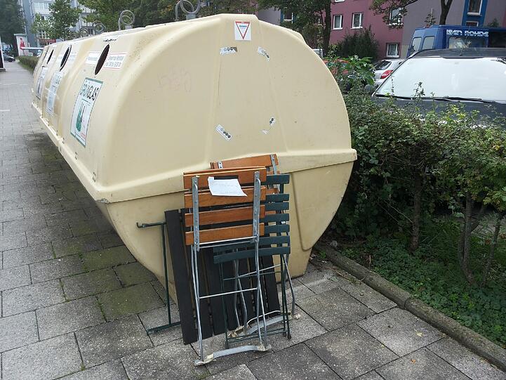 So geht's natürlich auch: Alte Gartenstühle - zur Mitnahme bereit.