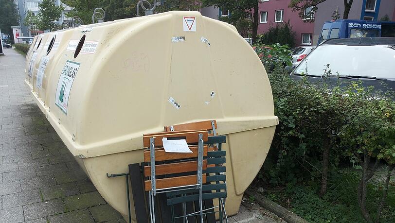 So geht's natürlich auch: Alte Gartenstühle - zur Mitnahme bereit.