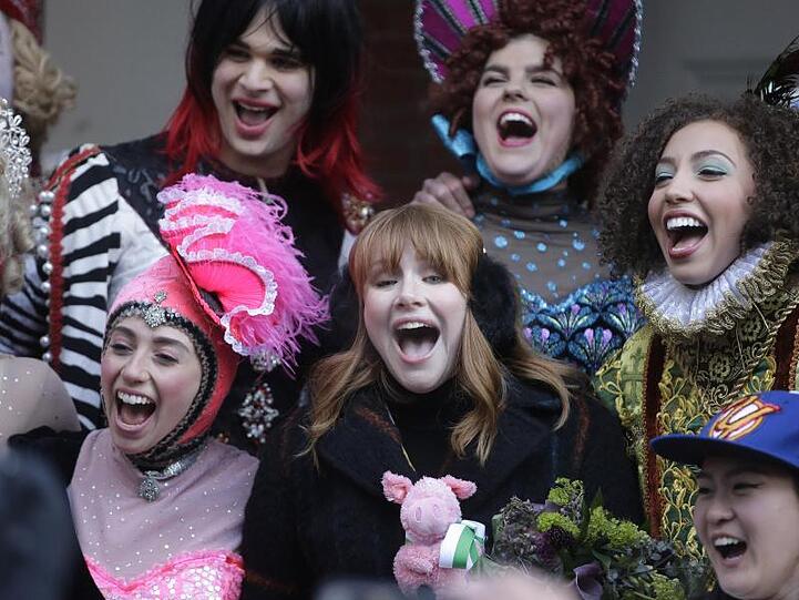 Schauspielerin Bryce Dallas Howard (m.) mit Studenten der Theater-Gruppe.