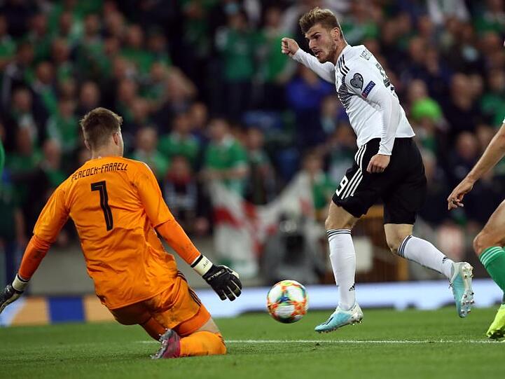 Timo Werner (M) scheitert mit seinem Torschuss an Nordirlands Keeper Bailey Peacock-Farrell (l).