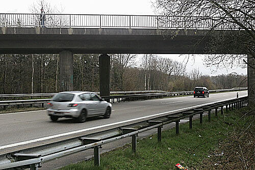 Von dieser Brücke aus wurde der Holzklotz auf das Auto geworfen.