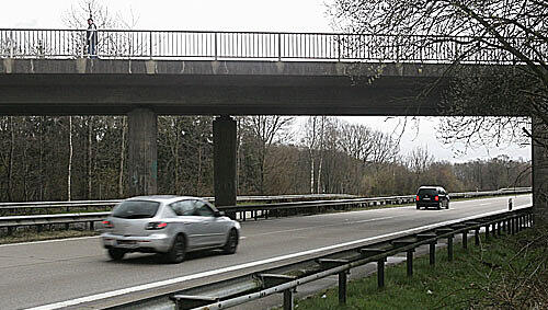 Von dieser Brücke aus wurde der Holzklotz auf das Auto geworfen. Von dieser Brücke aus wurde der Holzklotz auf das Auto geworfen.