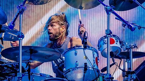 Taylor Hawkins bei einem Konzert auf der Bühne.