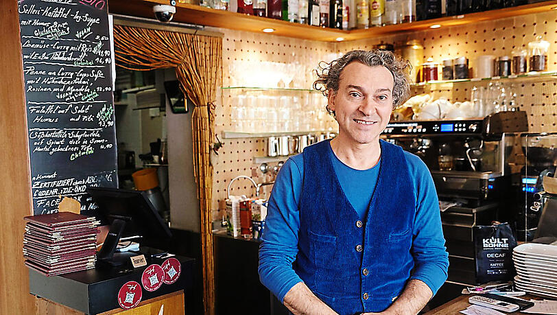 Murat Dagli (52) betreibt das Café Josefina. Er hofft auf mehr Platz für die Gäste, die gern draußen vor seinem Café sitzen. Murat Dagli (52) betreibt das Café Josefina. Er hofft auf mehr Platz für die Gäste, die gern draußen vor seinem Café sitzen.
