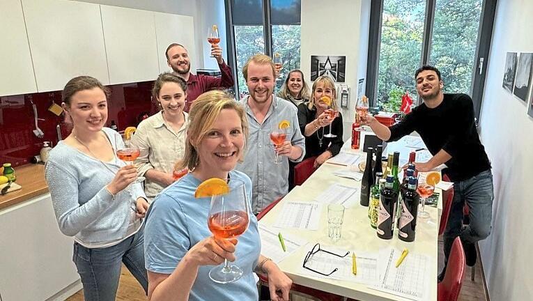 Das AZ-Team Politik/Nachrichten beim Getränke-Test. Das AZ-Team Politik/Nachrichten beim Getränke-Test.