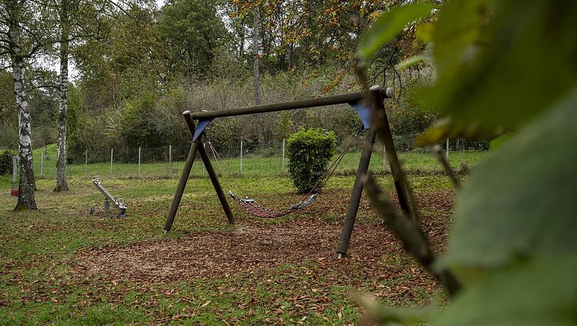 Ein verlassener Spielplatz im Herbst. Aus Datenschutzgründen und um die Familie des Mädchens zu schützen, nennt die Polizei nicht den genauen Standort des Spielplatzes. (Symbolbild)