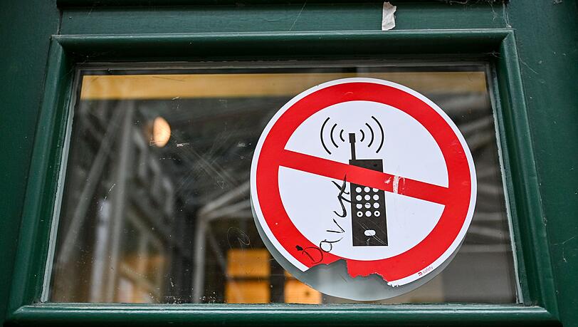 Bisher ist das Mitbringen der Telefone in den Unterricht erlaubt, ihre Nutzung aber untersagt. (Symbolbild)