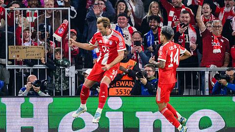 Harry Kane hebt nach seinem 3:1 ab zum Torjubel, rechts freut sich Luis Díaz.