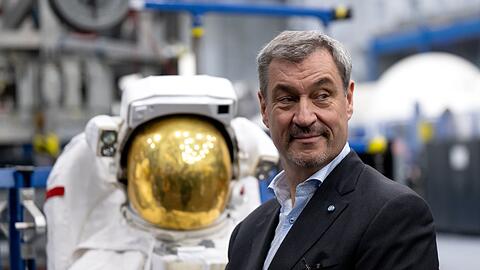 Bei der NASA in Houston f&uuml;hlt sich Weltraum-Fan S&ouml;der sichtlich wohl.