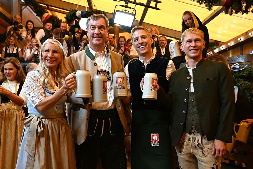 Karin Baumüller-Söder, Markus Söder (CSU), Ministerpräsident von Bayern, Dominik Krause (Bündnis 90/ Die Grünen), Oberbürgermeister von München, und sein Partner Sebastian Müller stoßen auf eine friedliche Wiesn an. Karin Baumüller-Söder, Markus Söder (CSU), Ministerpräsident von Bayern, Dominik Krause (Bündnis 90/ Die Grünen), Oberbürgermeister von München, und sein Partner Sebastian Müller stoßen auf eine friedliche Wiesn an.