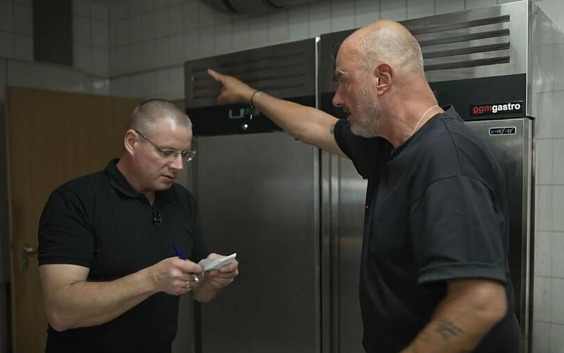 Beim Testessen geriet Frank Rosin (rechts) lautstark mit Thilo aneinander. Beim Testessen geriet Frank Rosin (rechts) lautstark mit Thilo aneinander.