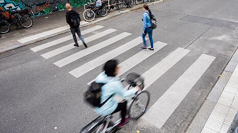 Fu&szlig;g&auml;nger haben auf dem Zebrastreifen zwar in der Regel Vorrang, Blickkontakt mit Rad- oder Autofahrern schadet aber nicht. (Archivfoto)