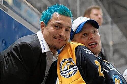 Andreas Raubal, ehemaliger Kapitän des EHC München: &bdquo;Eishockey in München ist ein schlafender Riese. Wenn man weiß, wie viele Kinder in München Eishockey spielen, dann muss man ganz klar sagen, man darf ihnen nicht die Idole und Vorbilder direkt vor der Haustür nehmen. Eishockey ist die schönste Sportart der Welt.&ldquo;