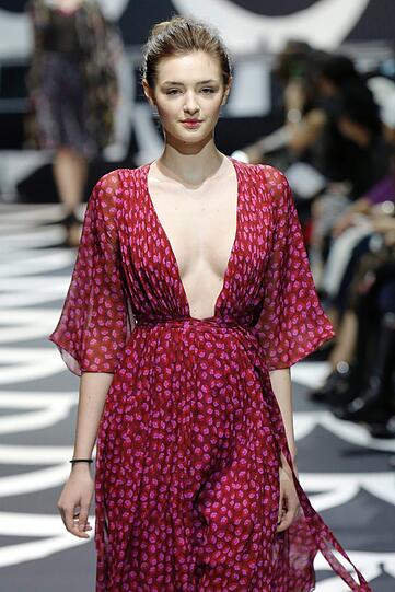 Großzügige Dekolletés bei der Mercedes Benz Fashion Week.
