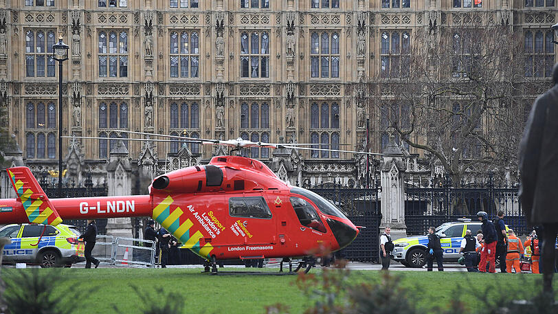 Mindestens vier Menschen sind bei einem Terroranschlag nahe des britischen Parlaments getötet worden.