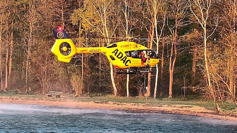 Ein Rettungshubschrauber holt den völlig unterkühlten Paddler ab und bringt ihn in die Unfallklinik Murnau.