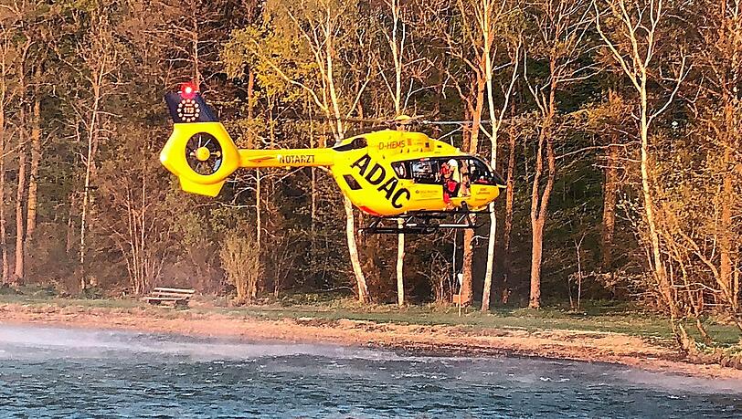 Ein Rettungshubschrauber holt den völlig unterkühlten Paddler ab und bringt ihn in die Unfallklinik Murnau. Ein Rettungshubschrauber holt den völlig unterkühlten Paddler ab und bringt ihn in die Unfallklinik Murnau.
