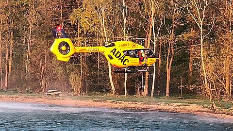 Ein Rettungshubschrauber holt den völlig unterkühlten Paddler ab und bringt ihn in die Unfallklinik Murnau.