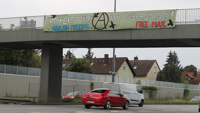 Die Anarchisten brachten an der Tegernseer Landstraße ein Transparent an.