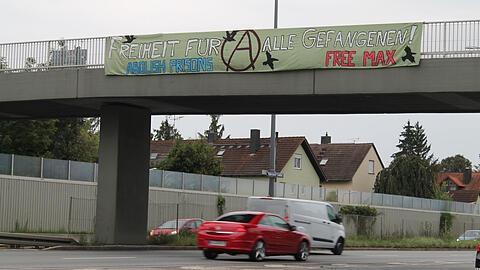 Die Anarchisten brachten an der Tegernseer Landstraße ein Transparent an.