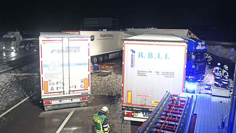 Fünf kollidierte Sattelschlepper blockieren die A 8 Richtung München.