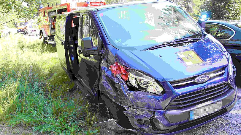 Bei einem Verkehrsunfall hat sich ein Pkw überschlagen und ist gegen einen Baum geprallt.