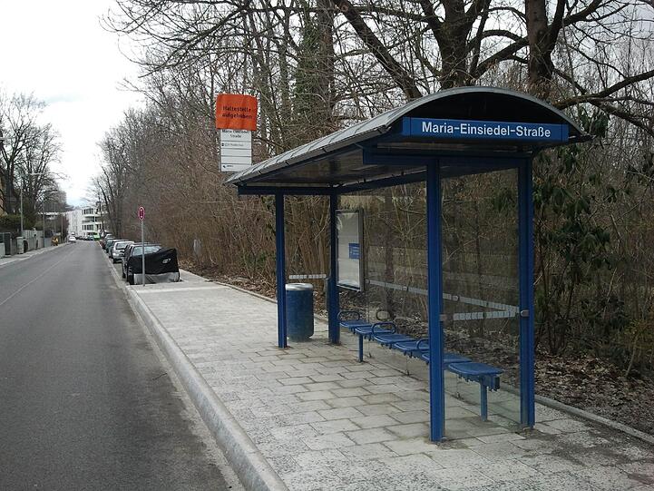 Nur für Einsiedler? Die überflüssige Haltestelle des 135er-Bus in Thalkirchen.