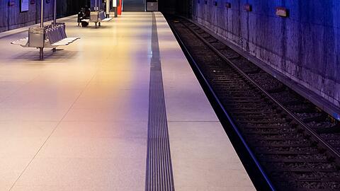 Ein 19-Jähriger wurde bei einem Streit geschubst und fiel ins Gleisbett einer Münchner U-Bahnstation. (Symbolbild)