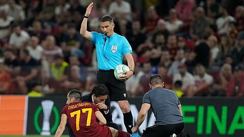 Roma-Spielmacher Henrich Mchitarjan (l) musste bereits in der ersten Halbzeit verletzt vom Platz.